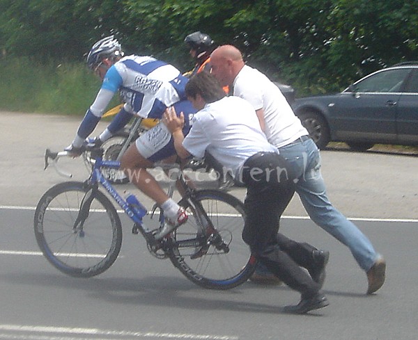Fabian Cancellara (Fassa Bortolo) remounts on his bike after his puncture