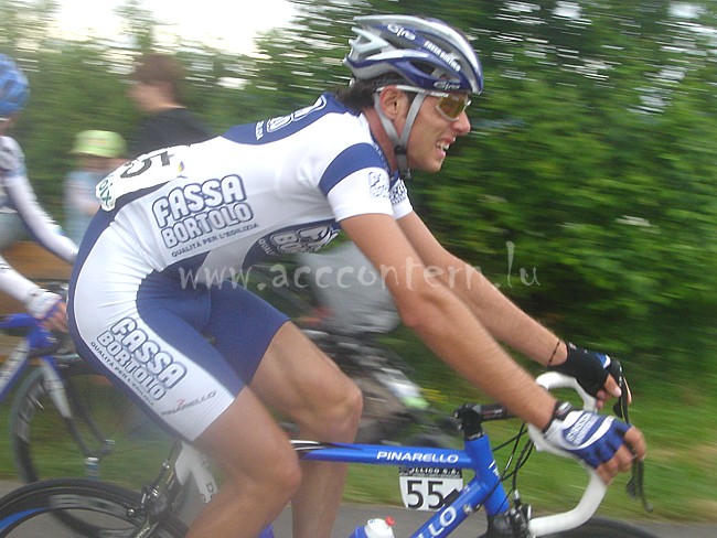 Claudio Corioni (Fassa Bortolo) suffers in the climb of Huelewee