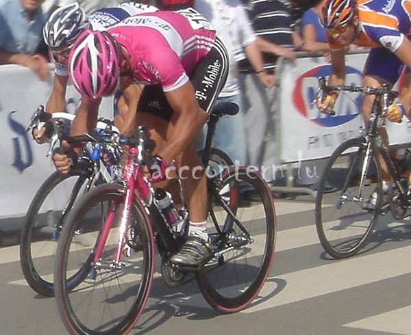 The sprint for stage victory with Eric Baumann (T-Mobile) in front of Alberto Ongarato (Fassa Bortolo)