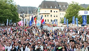 viele Fans auf der place Guillaume